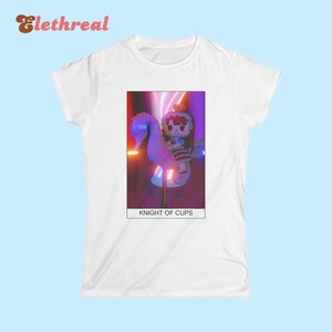 Camiseta con la carta del tarot del caballero de copas, camiseta en tonos pastel suaves para parque de atracciones, camiseta con gráficos vibrantes de neón, regalo para ella, camiseta cómoda para las vacaciones