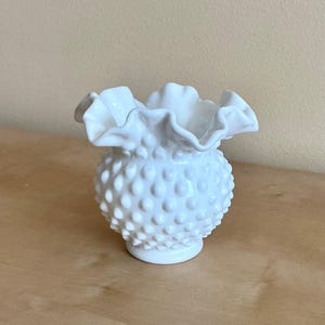 Fenton Hobnail Milchglas Vase mit Rüschenrand, Vintage Sammlerstück Weißes Glasdekor
