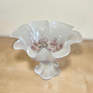 Mikasa mat gebloemde kom op voet, vintage kristal met roze bloemen