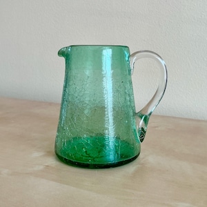 Brocca vintage in vetro craquelé verde da 5 pollici con manico, vetro soffiato a mano da collezione
