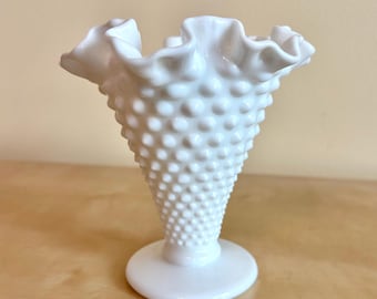 Fenton Hobnail Milchglas Ruffle Edge 5,5 ”Vase, Vintage Sammlerstück mit Originalaufkleber