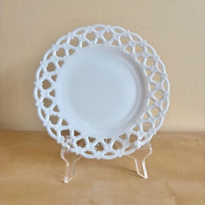 Assiette Westmoreland Forget Me Not 23 cm en verre laiteux et dentelle avec fleurs, verre blanc à collectionner vintage