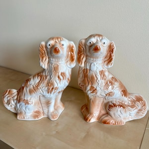 Para figurek psów rasy staffordshire, zabytkowe ceramiczne psy rasy king charles spaniel