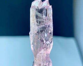 Einzigartige geätzte Form Voller natürlicher rosa Kunzitkristall aus Afghanistan