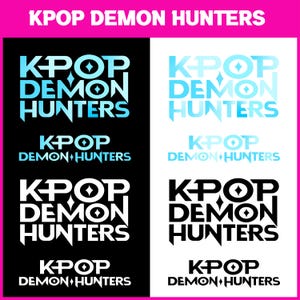 K&ouml;nnte beinhalten: Grafikdesign mit dem Text "KPOP DEMON HUNTERS" in verschiedenen Farbvarianten, darunter Wei&szlig;, Schwarz und Blaut&ouml;ne. Das Design wird mehrfach auf einem schwarz-wei&szlig;en Hintergrund wiederholt.