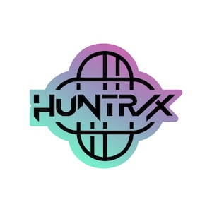 Puede incluir: Una pegatina con la palabra "HUNTRX" en fuente negra estilizada. La pegatina tiene un fondo degradado de morado, azul y verde. El dise&ntilde;o incluye un contorno negro con forma de globo.