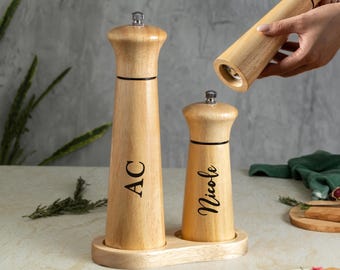 Personalized Wooden Salt Pepper Grinder Custom Rubberwood Pepper Mill Manual Spice Grinder Sea Salt Peppercorn Bottle Kitchen Gift
