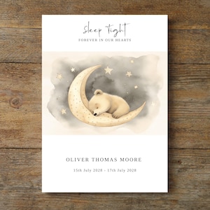 Puede incluir: Una ilustración de acuarela de un oso blanco durmiendo en una luna creciente con estrellas en el fondo. El texto "Sleep Tight" está en la parte superior de la imagen, y el texto "Forever in our hearts" está debajo. El texto "Oliver Thomas Moore" está en la parte inferior de la imagen, junto con las fechas "15th July 2028 - 17th July 2028".