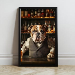 Peut inclure: Impression encadrée d'un bouledogue habillé en barman, portant un gilet et un nœud papillon. Le chien est derrière un bar avec une boisson, avec des bouteilles en arrière-plan. Le texte "All Kind" est écrit sur l'image.