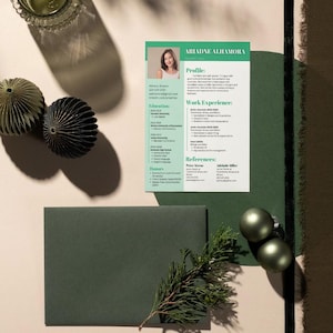 Peut inclure: Un CV vert et blanc avec le nom Ariadne Alhamora en haut. Le CV comprend des sections sur le profil, la formation, l'expérience professionnelle, les références et les distinctions.