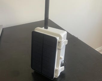 Nodo solar Meshtastic con pantalla, teclado, sensor GPS, antena omnidireccional de 5 dBi, antena BLE y 2 baterías recargables.
