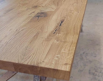 Eine geölte Tischplatte aus naturbelassenem Holz mit sichtbarer Holzstruktur.