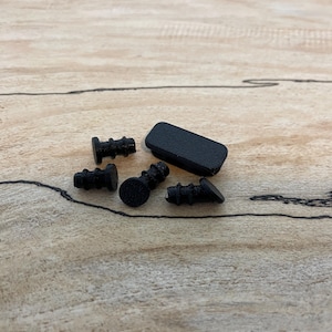 以下が含まれることがあります： 長方形の足と丸い足4つを含む、黒いプラスチック製の家具の足5つ