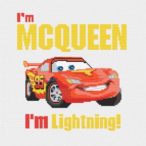 Puede incluir: Patrón de punto de cruz con un coche de carreras rojo de dibujos animados con el número 95 amarillo en el lateral. El coche tiene una cara sonriente y está rodeado del texto "I'm McQueen I'm Lightning!"