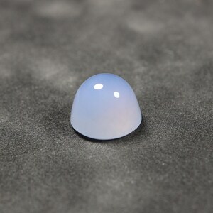 Cabujón de calcedonia azul claro de cúpula alta de 14,3 mm