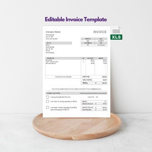 Puede incluir: Una plantilla de factura editable con el texto "Editable Invoice Template" en la parte superior. La factura incluye campos para la información de la empresa, los detalles de facturación y una descripción de los servicios. Una bandeja de madera está en primer plano.