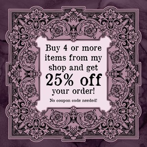 Peut inclure: Un cadre d&eacute;coratif avec des motifs floraux et des volutes entoure un rectangle rose clair. Le rectangle contient le texte "Buy 4 or more items from my shop and get 25% off your order! No coupon code needed!" sur fond violet fonc&eacute;.