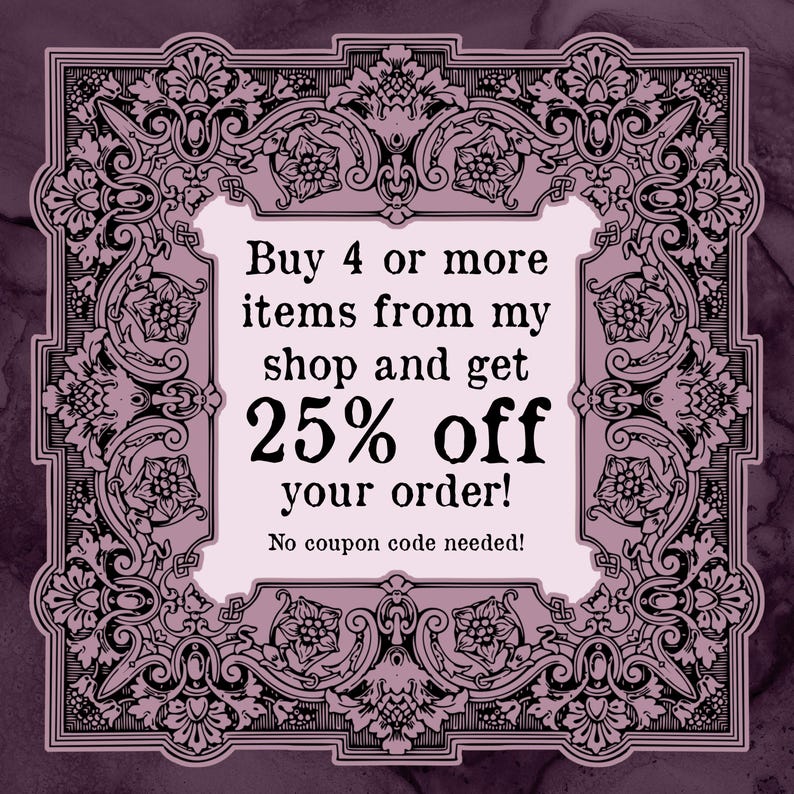 Peut inclure: Un cadre d&eacute;coratif avec des motifs floraux et des volutes entoure un rectangle rose clair. Le rectangle contient le texte "Buy 4 or more items from my shop and get 25% off your order! No coupon code needed!" sur fond violet fonc&eacute;.