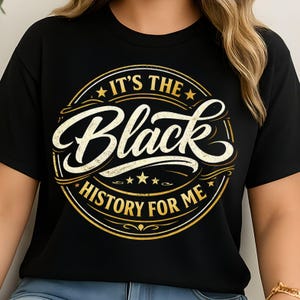 Puede incluir: Camiseta negra con un diseño circular en dorado y blanco. El diseño incluye el texto "IT'S THE Black HISTORY FOR ME" en una fuente estilizada, rodeado de estrellas y elementos decorativos. La camiseta está hecha de tela oscura.