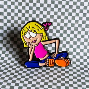 Pin de Lizzie McGuire: Pin de esmalte de chica de dibujos animados | Botón nostálgico de los años 2000 | Regalo para fans y coleccionistas.