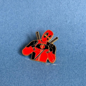 Deadpool Herz Emaille Pin – Süßer lustiger Marvel Comic Anstecker für Fans | Sammlerstück! Perfekt für Rucksäcke, Taschen, Hüte, Jacken