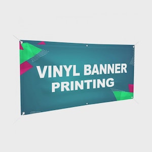 Può includere: Un banner rettangolare in vinile con la scritta "VINYL BANNER PRINTING" in bianco. Il banner ha uno sfondo verde acqua con forme geometriche verdi e rosa agli angoli. Sono visibili gli occhielli.