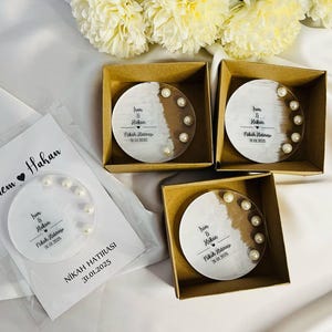 パーソナライズされたプレキシウェディングまたは婚約マグネット、ゲスト用のホワイトパールビーズの記念品、エレガントな特別な日のギフト、カスタムブライダルギフト