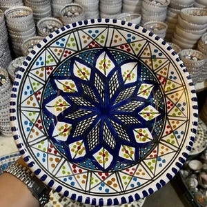 Tunesisch keramisch bord, handgemaakt, traditioneel, oosters, kleurrijk geometrisch ontwerp, mediterrane stijl, diameter 22 cm