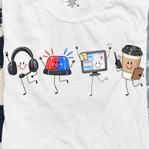 Pode incluir: Uma t-shirt branca com um gráfico de quatro personagens animados: um headset, uma luz de emergência vermelha e azul, um monitor de computador com um post-it 911 e um copo de café com um rádio e uma prancheta, todos com rostos sorridentes.