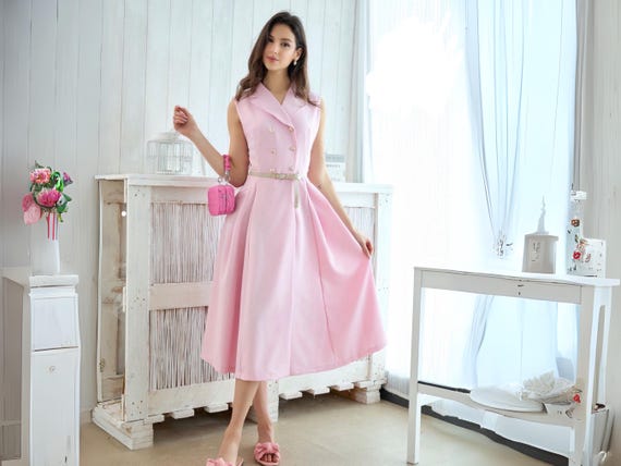 Vintage-Inspired Sleeveless Dress with Gold Buttons & Belt – One Size
