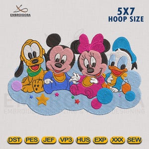 Könnte beinhalten: Ein Stickdesign mit Pluto, Micky Maus, Minnie Maus und Donald Duck auf einer blauen Wolke. Das Design enthält einen gelben Stern und kleine bunte Kreise. Der Text "5x7 Hoop Size" ist sichtbar.