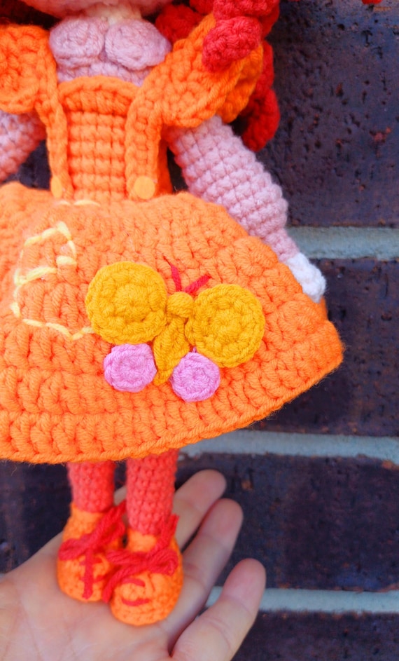 手編みのエマ・メンマ風あみぐるみ人形：パーソナライズされた子供用