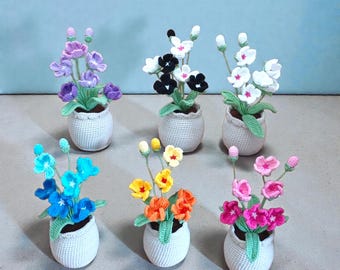 かぎ針編みの梅の花、手作りの毛糸の植木鉢の装飾