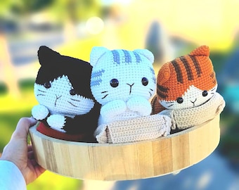 かぎ針編みのトラ猫バスケットぬいぐるみギフト 猫好きの方へ ホームデコレーション ペットの記念品 手作りあみぐるみ 柔らかい猫のぬいぐるみ人形