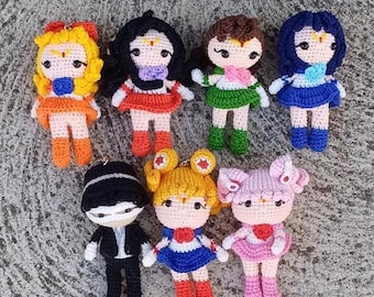 セーラームーンのタキシード仮面のハンドメイドかぎ針編みキーホルダー：アニメぬいぐるみチャーム