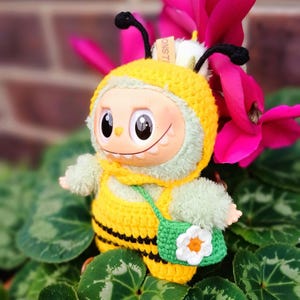 Handgemachtes Bumble Bee Labubu Outfit: Gehäkelte Puppenkleidung & Blumen-Tasche