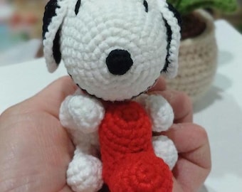 手作りかぎ針編みのスヌーピーキーホルダー：ピーナッツファンへのギフト
