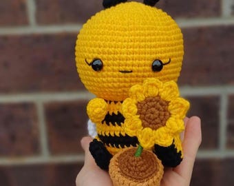 かぎ針編みのバンブルビーぬいぐるみ（ハート付き）、手作り編みぐるみビー