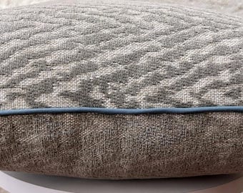 Geweven kussensloop met grijze en witte zebra, kussen blauwe rand, linnen getextureerde dikke stof, witgrijze paspelrand met dierenprint, kussen 20 x 20