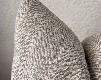 Grijze en witte kussensloop met visgraatmotief | Sierkussen met textuur | Geweven kussenhoes | Modern kussen met neutraal accent | Woondecoratie boerderij