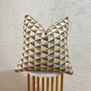 Capa de almofada decorativa cinza mostarda, estilo boho com textura e estampa exclusiva.