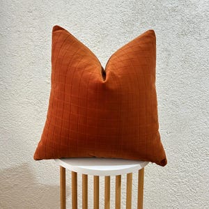 Funda de almohada de terciopelo naranja óxido: diseño geométrico texturizado, cojín decorativo moderno.