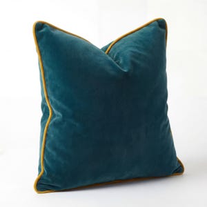 Blågrönt sammet örngott med senapsfärgad kantband, lyxig dekorativ kudde, modern prydnadskudde