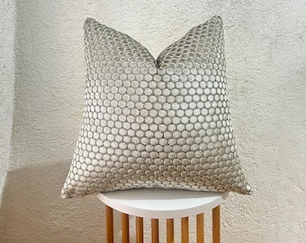 Luxe sierkussen met stippen honingraat, kussen gestippeld, kussensloop met textuur, kussen decor bank, kussen polkadot, stippenpatroon housewarmingcadeau