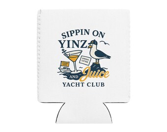Puede incluir: Enfriador de bebidas blanco con un diseño náutico. El diseño incluye una gaviota de dibujos animados con gorra, un cóctel y un yate. El texto dice "Sippin on Yinz and Juice Yacht Club."