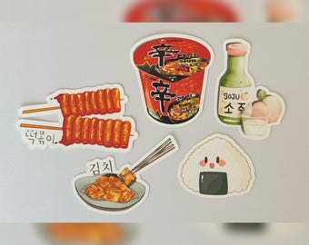 Può includere: Un set di cinque adesivi con cibo e bevande coreane. Gli adesivi sono su uno sfondo bianco. Gli adesivi includono una tazza di ramen, una bottiglia di soju, una pesca, una palla di riso e uno spiedino di tteokbokki.