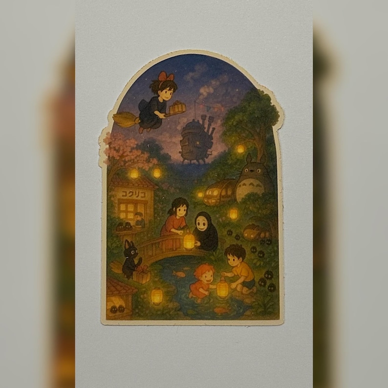 Op de afbeelding: Kleurrijke illustratie met personages uit Studio Ghibli-films. Kiki vliegt op een bezem, terwijl andere personages zich verzamelen bij een brug en lantaarns. De afbeelding heeft een warm kleurenpalet en een grillig gevoel.