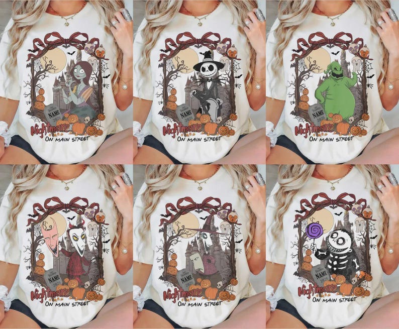 Może przedstawiać: Biały t-shirt z sześcioma wariantami nadruku graficznego z ciemną ramką, dyniami, nagrobkiem z napisem NAME oraz tekstem Nightmare On Main Street. Każdy wz&oacute;r przedstawia inną postać z filmu animowanego o tematyce grozy.