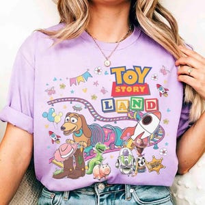 Pode incluir: Uma caneca de cer&acirc;mica branca com uma al&ccedil;a preta e o texto "But First, Coffee" em estilo manuscrito. A caneca &eacute; para bebidas quentes e tem um acabamento brilhante.