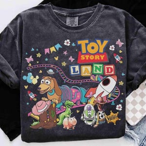 Pode incluir: Conjunto de tr&ecirc;s canecas de cer&acirc;mica com acabamento fosco e salpicado. As canecas s&atilde;o em tons de creme, cinza claro e cinza escuro. Cada caneca tem um design simples e minimalista, perfeito para caf&eacute; ou ch&aacute;.